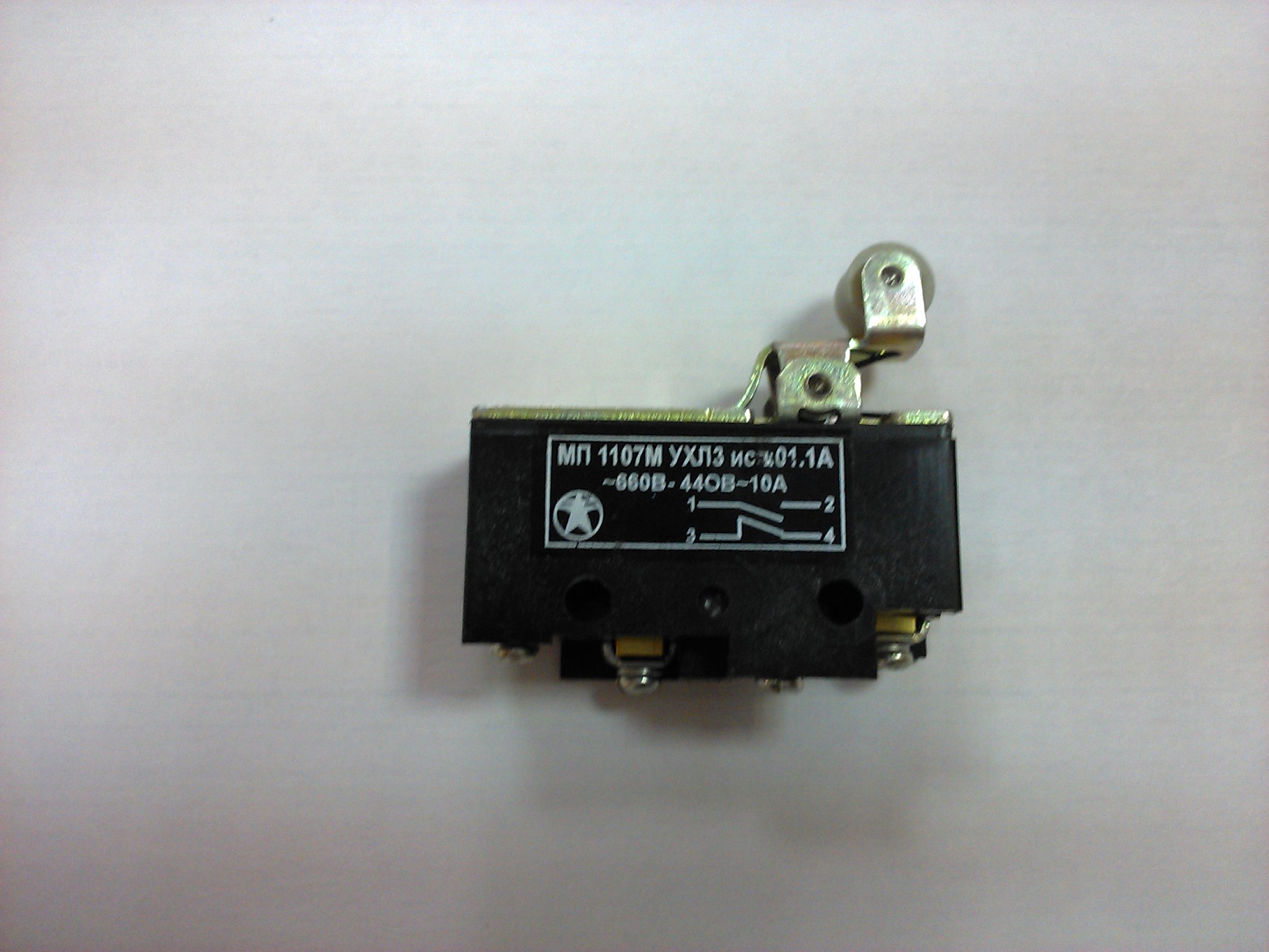 картинка МП 1107М УХЛ3 исп.01.1А, 2-х пол., 10А, 660В,1з+1р, IP00, рычаг с роликом, базовый, винт от магазина Одежда+